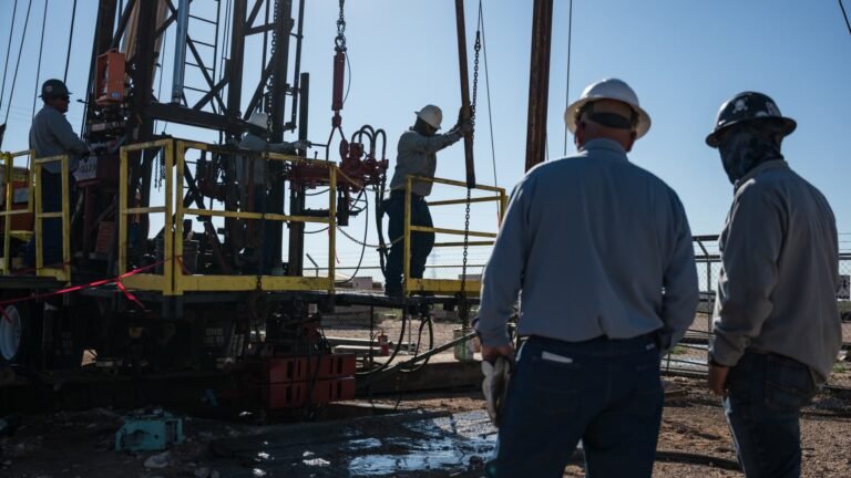 Oil falls on report Pakistan pushing for new U.S.-Iran talks