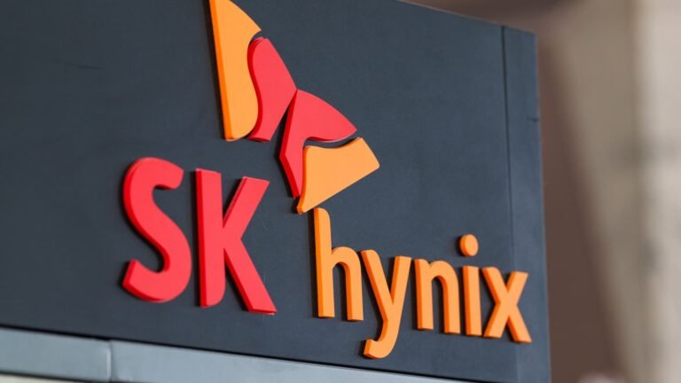 SK Hynix falls amid Asia tech rout, tracking U.S. semiconductor losses