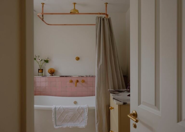 5 Colors That Will Make Your Bathroom Look More Expensive