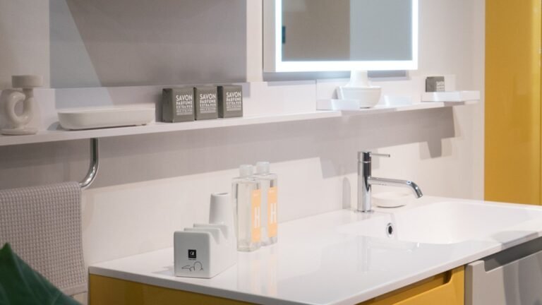 Neither Vanities Nor Cabinets: Bathrooms Are Turning Into One Continuous Design