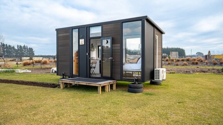 Kiwi Tiny House has Clever Window Arrangement to Make It Larger