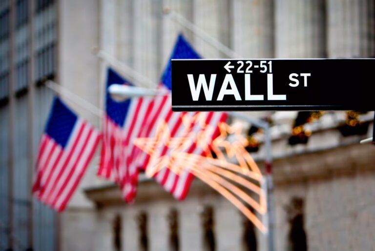 Market Indexes Play Favorites: Tech Wins, Industrials Sulk on Monday