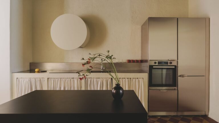 “A Grandmother in Latex” — A Madrid Home Where Old Meets New |