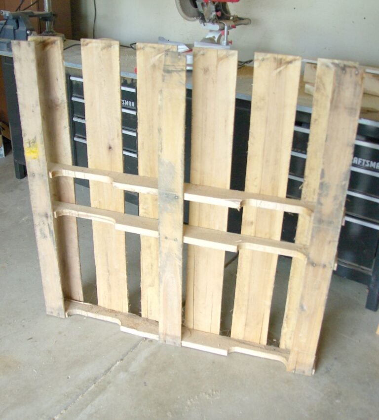 Old Wood Pallets Became a 77-Inch Outdoor Bench With a Patchwork Seat