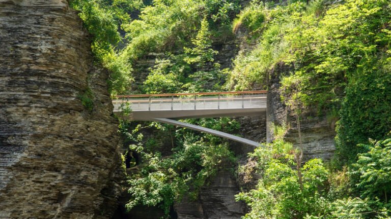 Snøhetta Builds Cantilever Bridge Between Rocks in Upstate New York