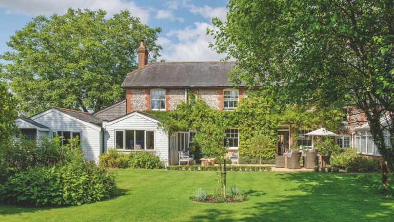 Gardeners must avoid this lawn care job during a heatwave