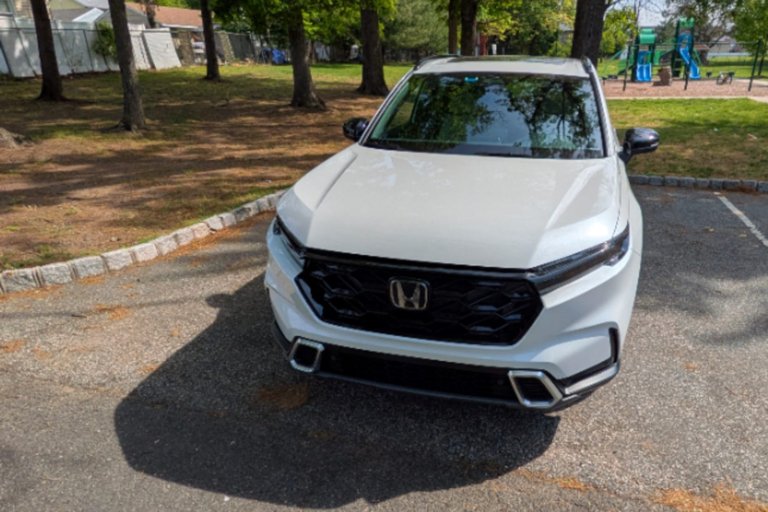 Hybrid SUV Faceoff: Comparing the Toyota RAV4 and Honda CR-V