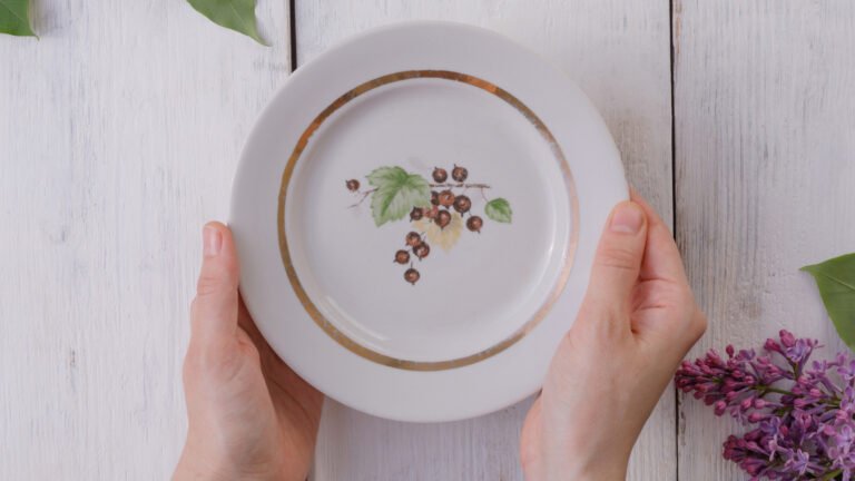 Easily Turn Old Plates From The Thrift Store Into The Cutest Hanging Storage