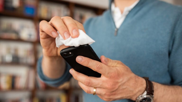 Cleaning Wipes Vs. Disinfecting Wipes: What’s The Difference?